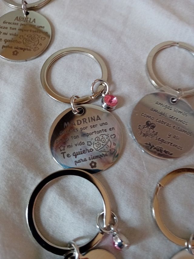 Llaveros con mensajes y dijes