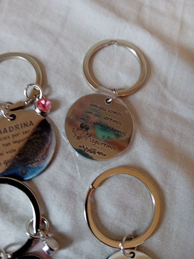 Llaveros con mensajes y dijes