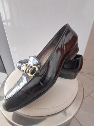 Scarpe Loafer Nere con Fibbia Oro