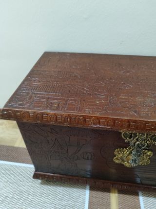Baúl de madera tallada, 60cm ancho