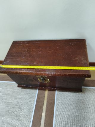 Baúl de madera tallada, 60cm ancho