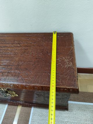 Baúl de madera tallada, 60cm ancho