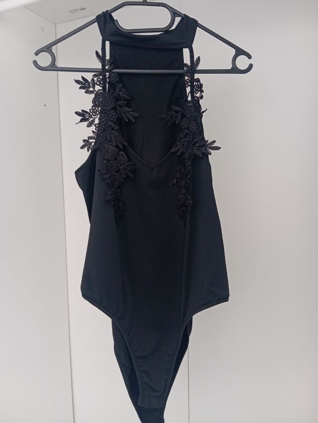 Body negro con encaje floral