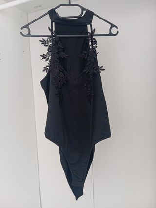 Body negro con encaje floral