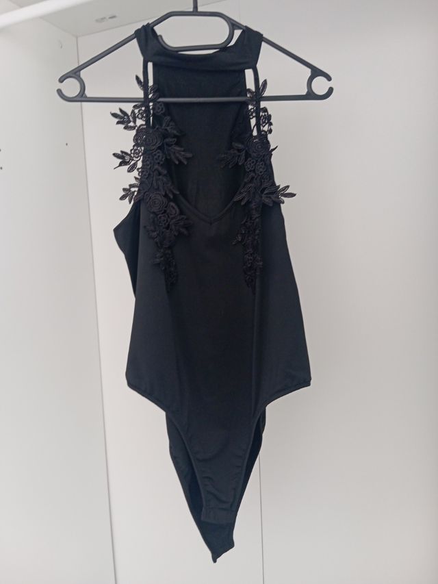 Body negro con encaje floral