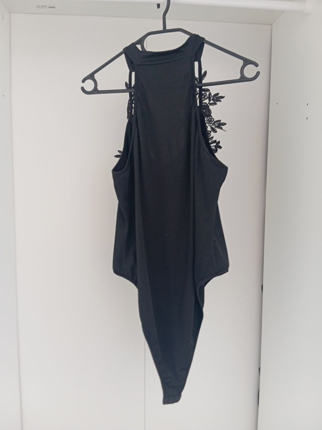 Body negro con encaje floral
