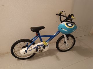 Bici infantil azul con casco