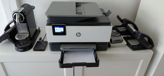 Impresora HP Blanca y Gris con cartuchos usados