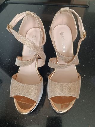 Zapatos de tacón dorados talla 38