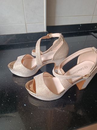 Zapatos de tacón dorados talla 38
