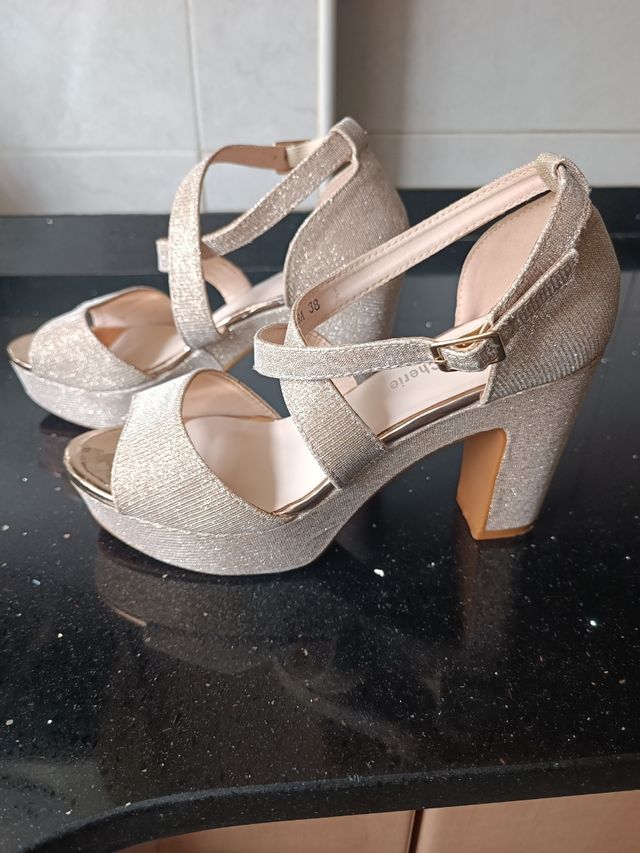 Zapatos de tacón dorados talla 38