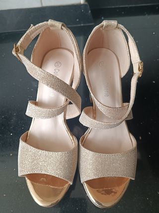 Zapatos de tacón dorados talla 38