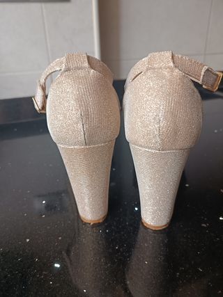 Zapatos de tacón dorados talla 38