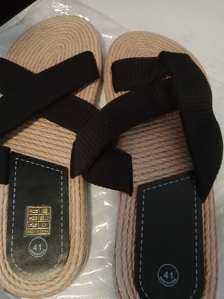 Sandalias Beige y Negras Talla 40 /41