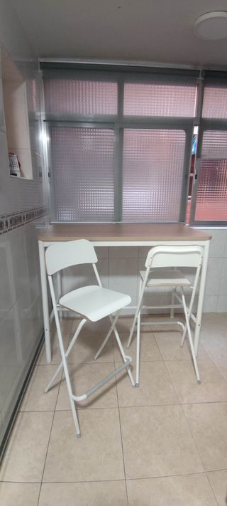 Mesa alta cocina y 2 sillas plegables