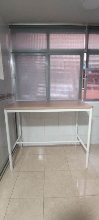 Mesa alta cocina y 2 sillas plegables