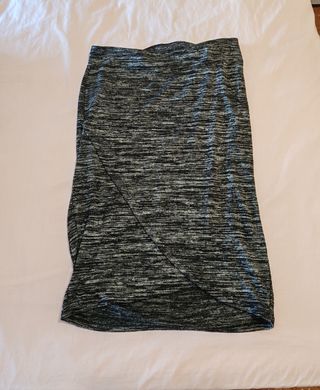 Falda gris y negra por la rodilla, de mango