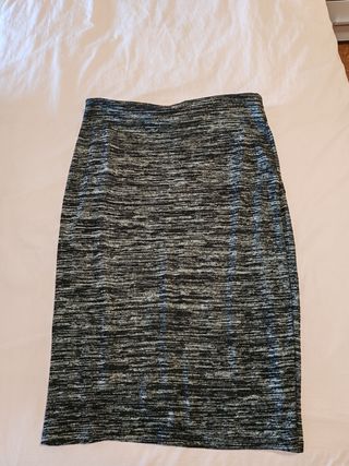 Falda gris y negra por la rodilla, de mango