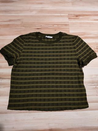 Zara a estrenar camiseta caqui y negra