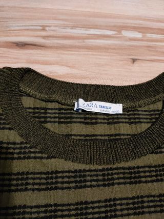 Zara a estrenar camiseta caqui y negra
