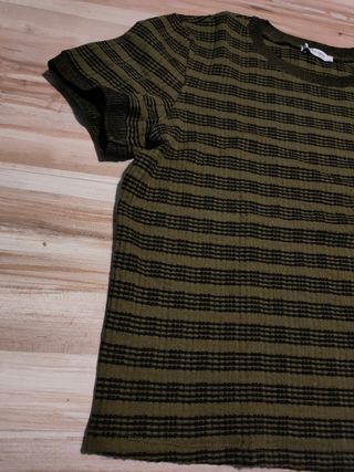Zara a estrenar camiseta caqui y negra