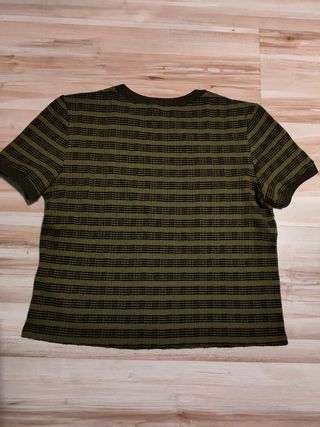 Zara a estrenar camiseta caqui y negra