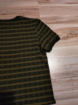 Zara a estrenar camiseta caqui y negra