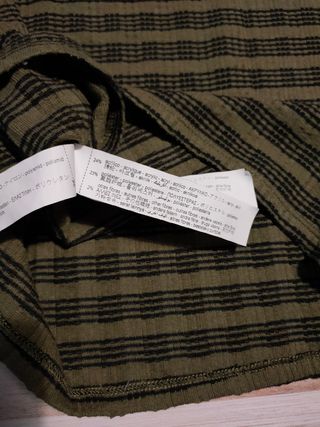 Zara a estrenar camiseta caqui y negra