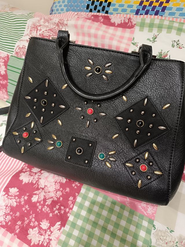 Bolso Negro con Tachuelas y Piedras