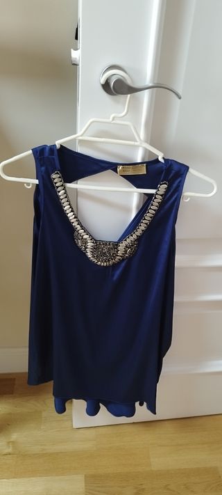 Camiseta azul con pedrería