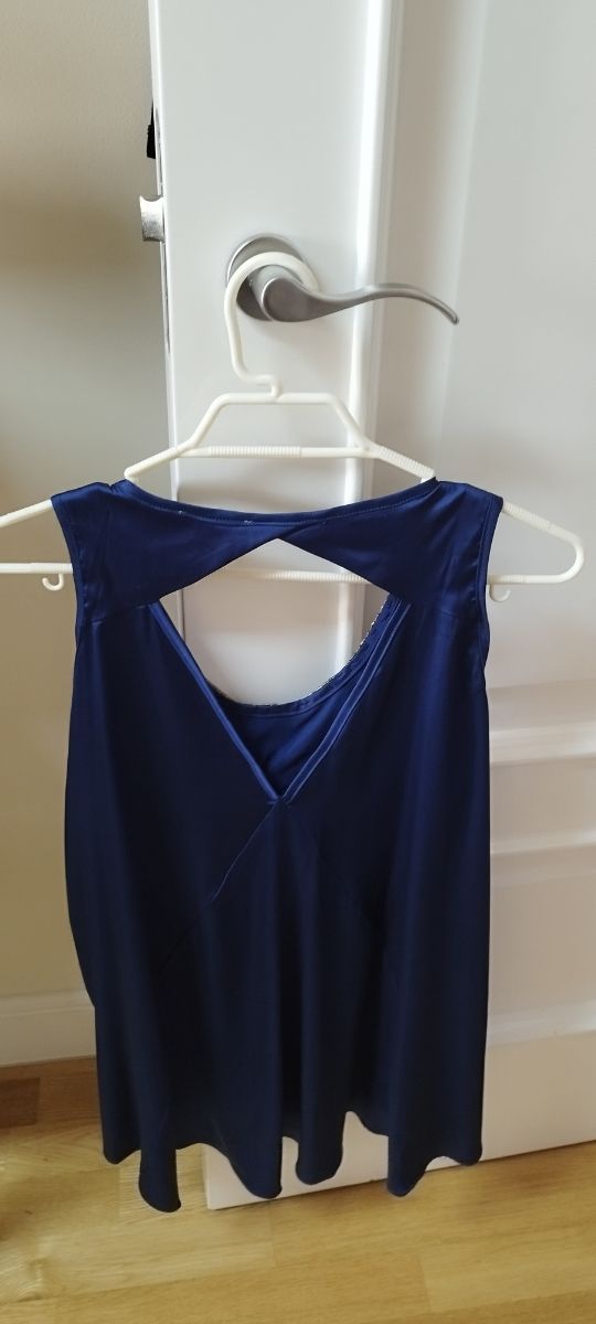 Camiseta azul con pedrería