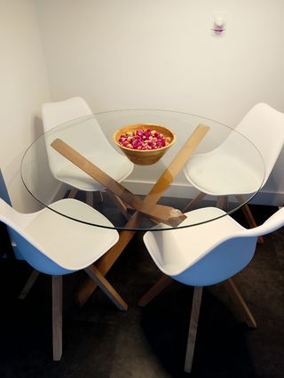 Mesa redonda cristal y 4 sillas madera