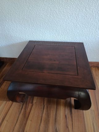 Mesa auxiliar de madera oscura