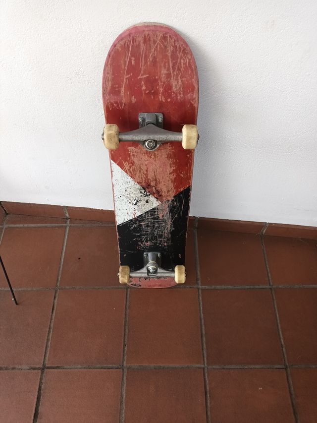 Skate rojo con diseño geométrico