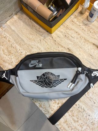 Riñonera Nike Air Jordan Negra y Gris