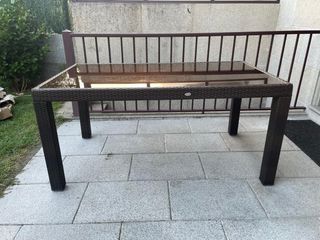 Mesa de jardín de ratán y cristal