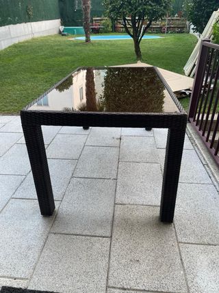 Mesa de jardín de ratán y cristal