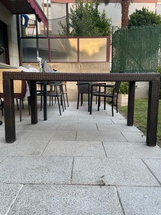 Mesa de jardín de ratán y cristal