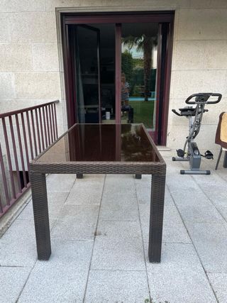 Mesa de jardín de ratán y cristal