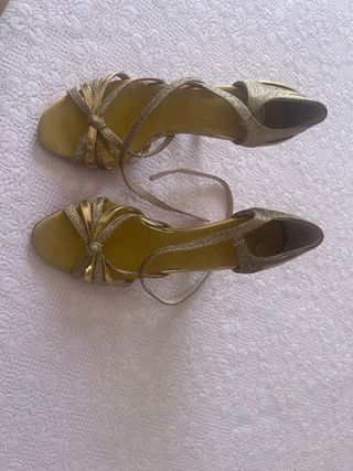 Zapatos de baile dorados con tiras