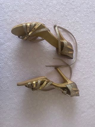 Zapatos de baile dorados con tiras