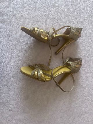 Zapatos de baile dorados con tiras