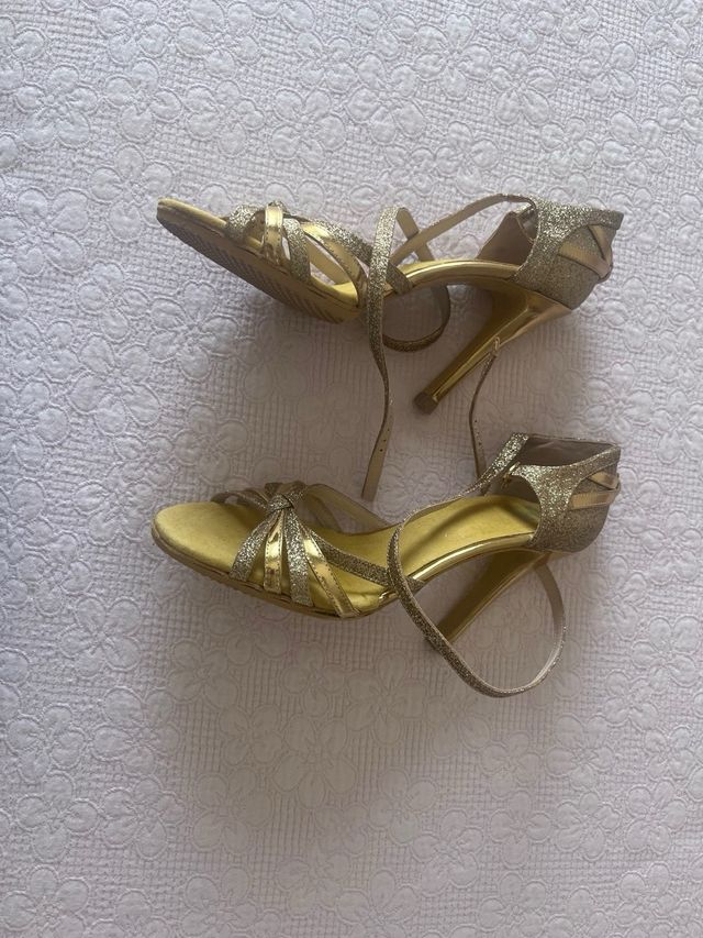 Zapatos de baile dorados con tiras