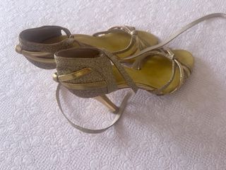Zapatos de baile dorados con tiras