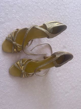 Zapatos de baile dorados con tiras