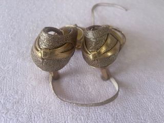 Zapatos de baile dorados con tiras