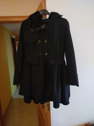 Chaqueta entallada negra con cuello de pelo