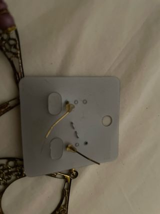 Pendientes largos dorados con cuentas moradas