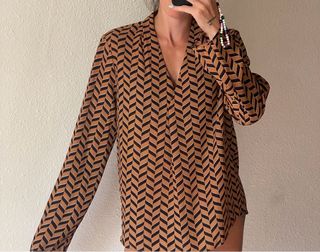 Camisa marrón con estampado geométrico