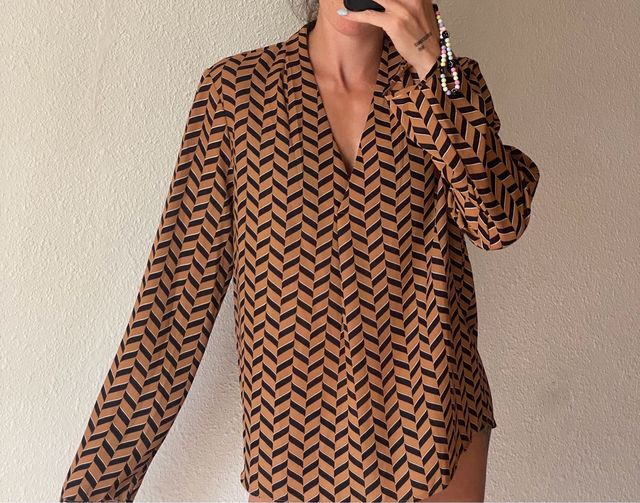 Camisa marrón con estampado geométrico